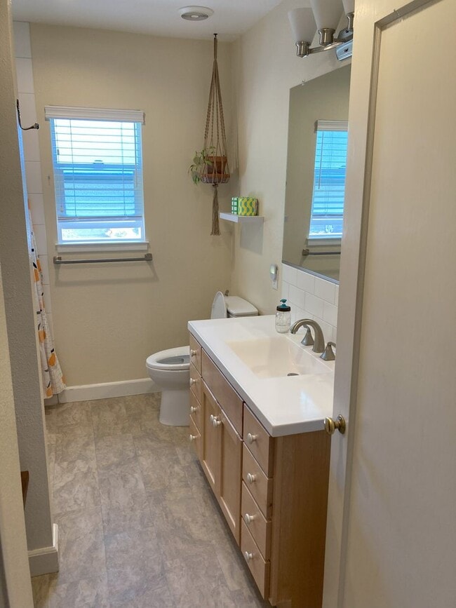 Building Photo - Beautiful Home Walking Distance To Town an...