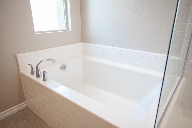 Building Photo - 600 N Carriage Hill Dr