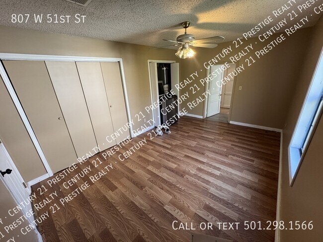 Building Photo - 807 W 51st St