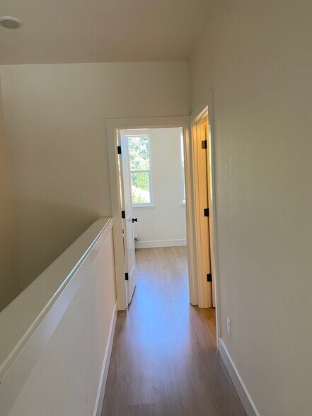 Building Photo - 7519 N Clarendon Ave