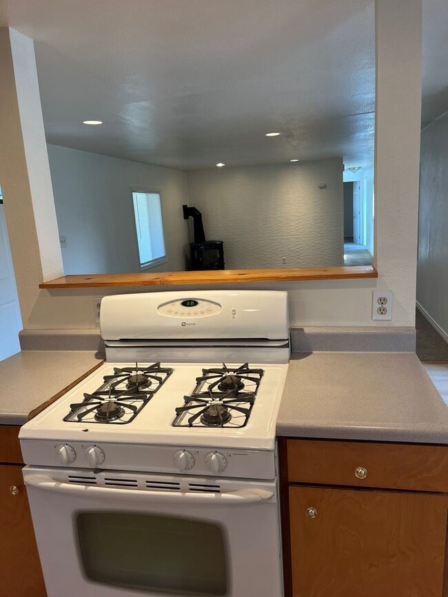 Building Photo - 2 Bedroom 1 bath in Suburbs