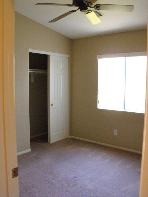 Building Photo - Spacious Henderson townhouse featuring   3...