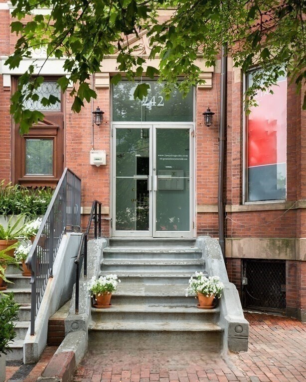 Building Photo - 240 Newbury St