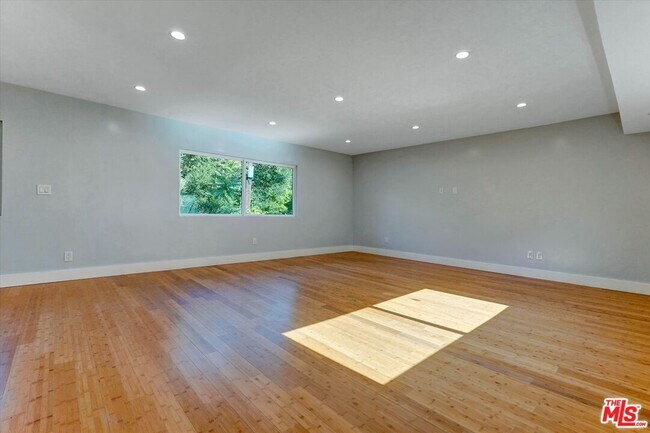 Building Photo - 5726 Woodman Ave