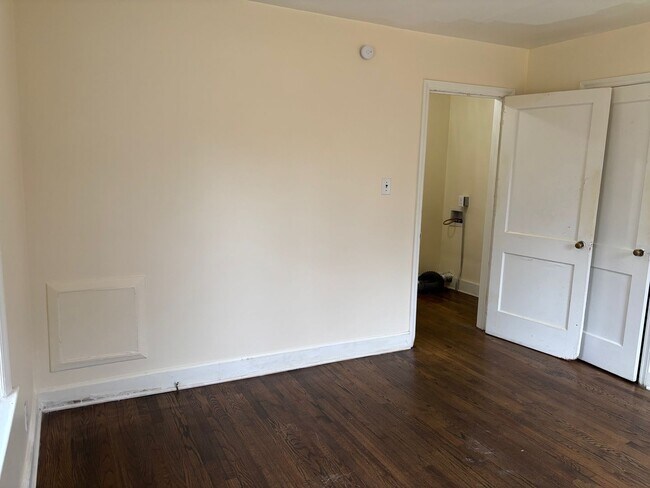 Building Photo - 1916