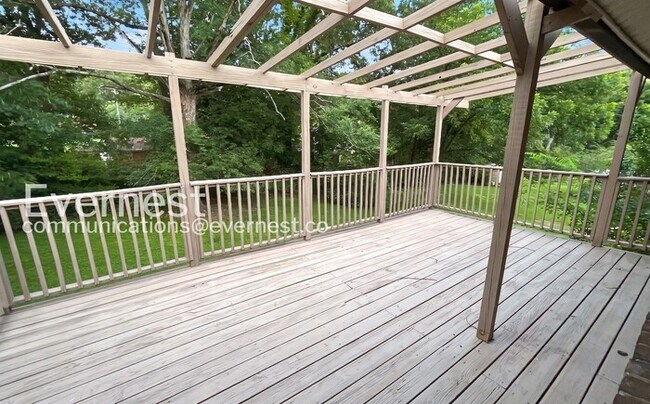 Building Photo - 3 Bed/2 Bath home with Garage / Pet-Friendly / Vouchers Accepted / Available Now!