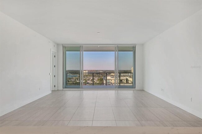 Building Photo - 301 QUAY Cmn