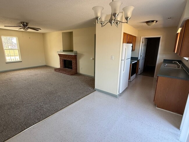 Building Photo - Country Charm