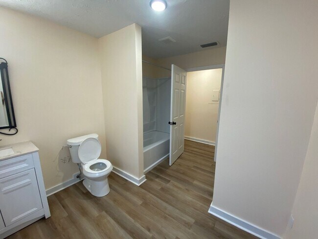 Building Photo - Charming 3Bed/2Ba Duplex Unit Conveniently...