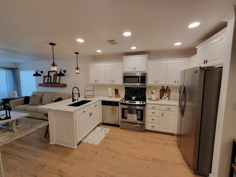 Building Photo - 188 Villa Pt