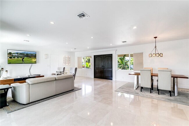 Building Photo - 2948 NE 35th Ct