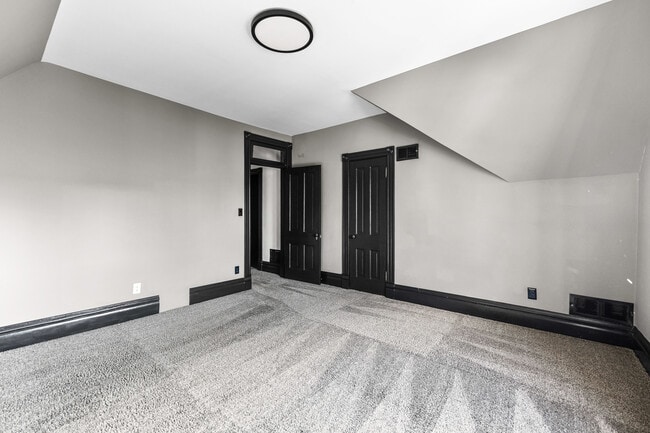 Building Photo - 113 Elm St