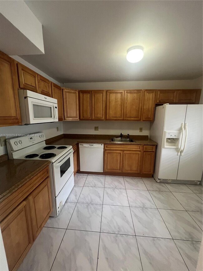 Building Photo - 440 Lakeview Dr