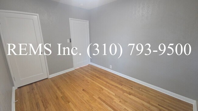 Building Photo - Renovated Upstairs Apartment with Parking
