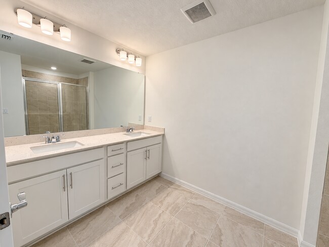 Building Photo - Harbor Square townhome home