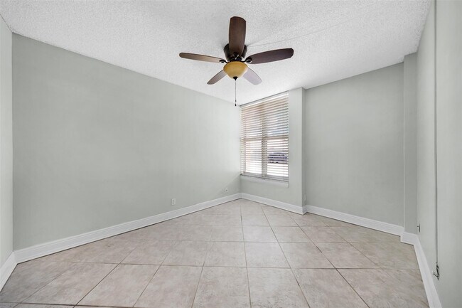 Building Photo - 1391 S Ocean Blvd