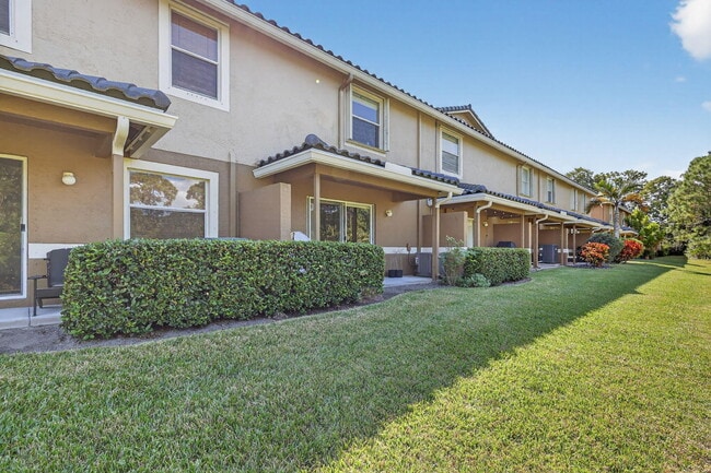 Building Photo - 2990 SE Lexington Lakes Dr