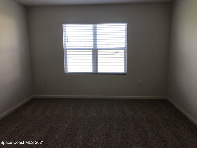Building Photo - 388 Guinevere Dr SW
