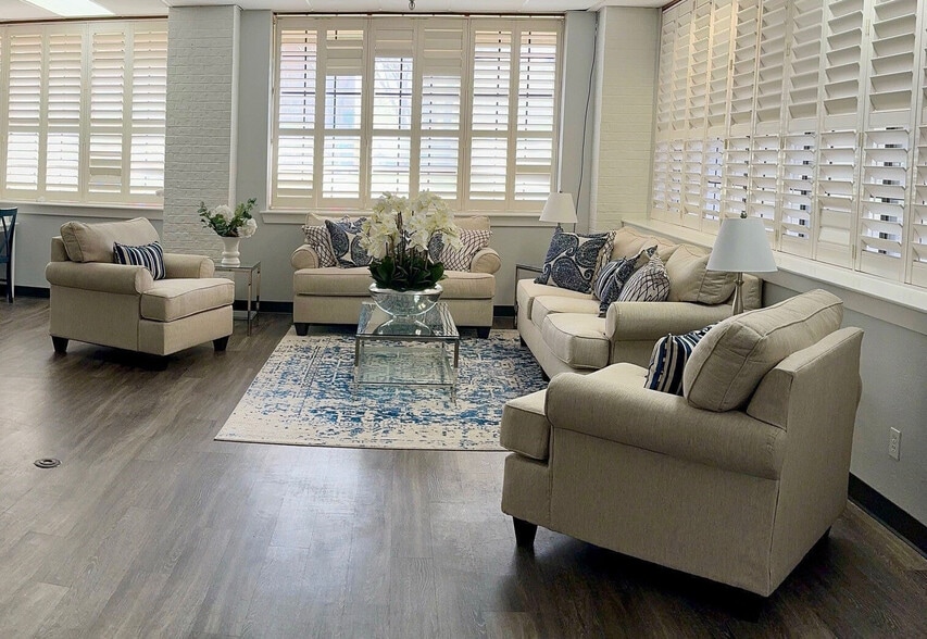 Building Photo - Serenity at Briarcrest