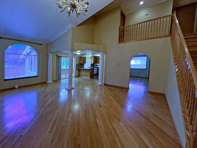 Building Photo - NE Tacoma - Large 3 bedroom 2.5 bathroom w...