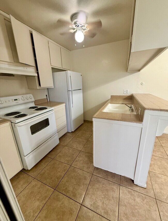 Building Photo - 4479 La Cresta Way