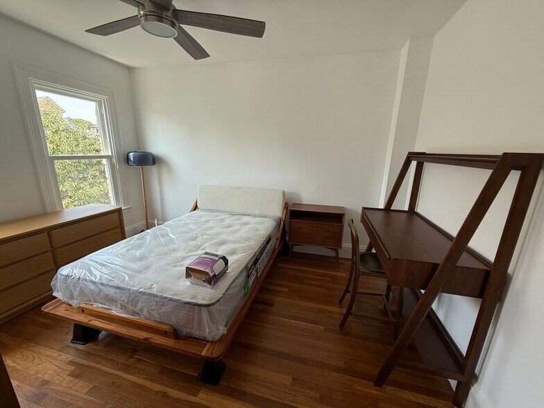 Building Photo - 96 Munroe St