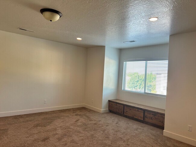 Building Photo - Dog Friendly 4 Bedroom Townhome. $200 First Full Month's Rent!