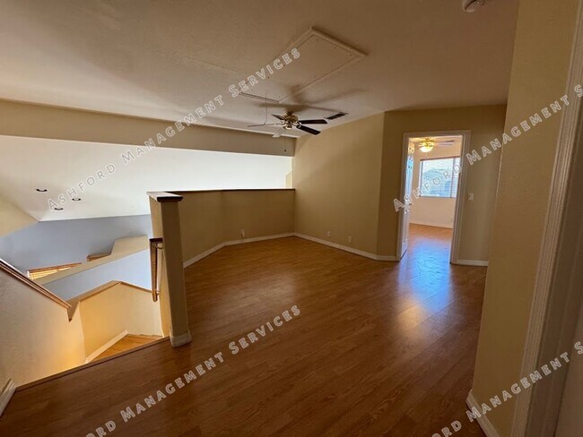 Building Photo - HALF OFF FIRST MONTH'S RENT! 4 BEDROOM 2.5 BATHROOM HOME