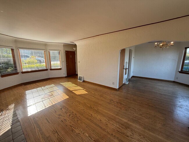 Building Photo - 2466 Montavista Pl W