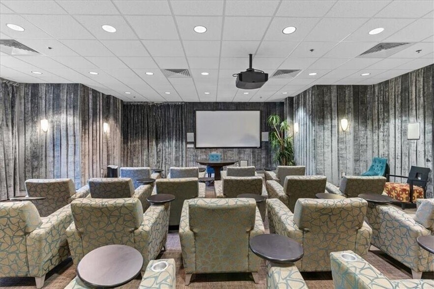 Building Photo - 711 Cosmopolitan Dr NE