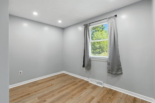 Building Photo - 21 Petipas Ln