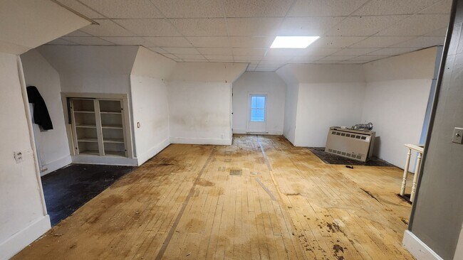 Building Photo - 3 Bed 1 Bath Home with Garage