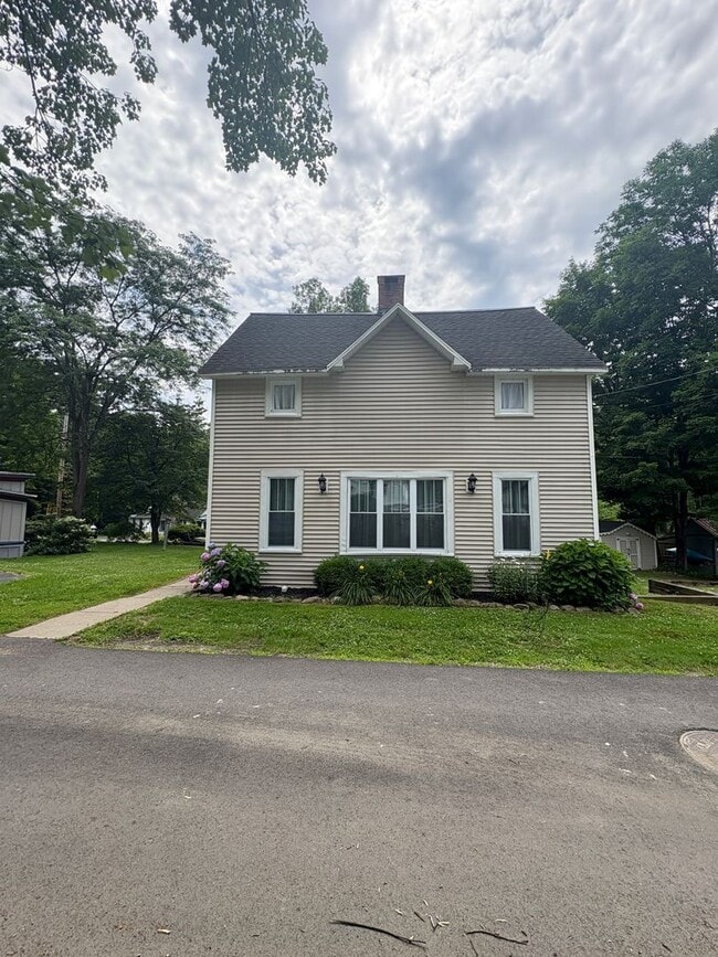 Building Photo - Lovely 4 Bedroomin a Quaint and Quiet Neig...