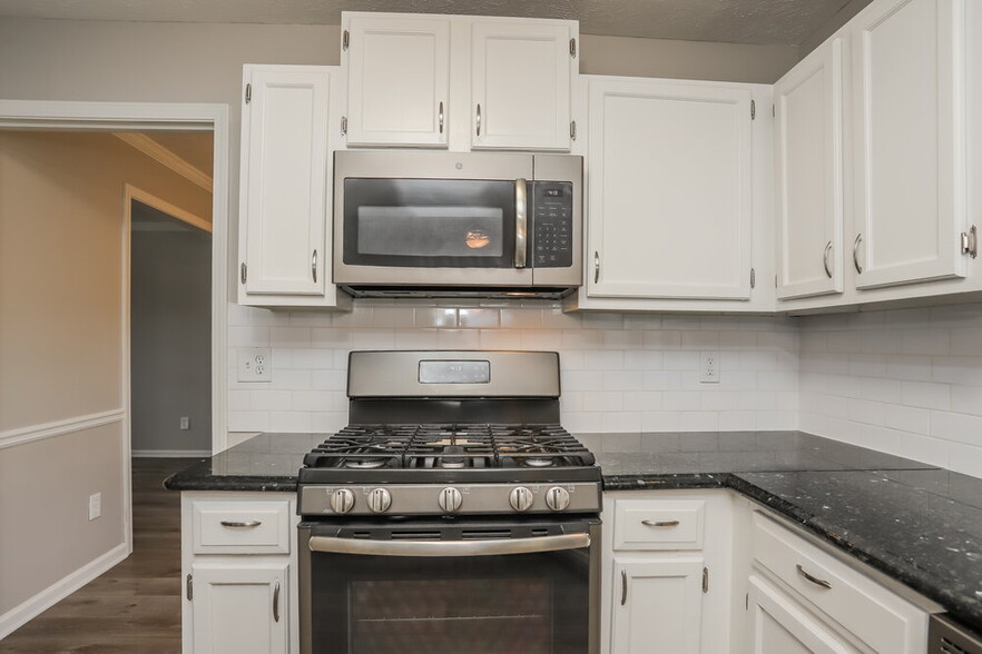 Building Photo - 2057 Wedgewood Dr