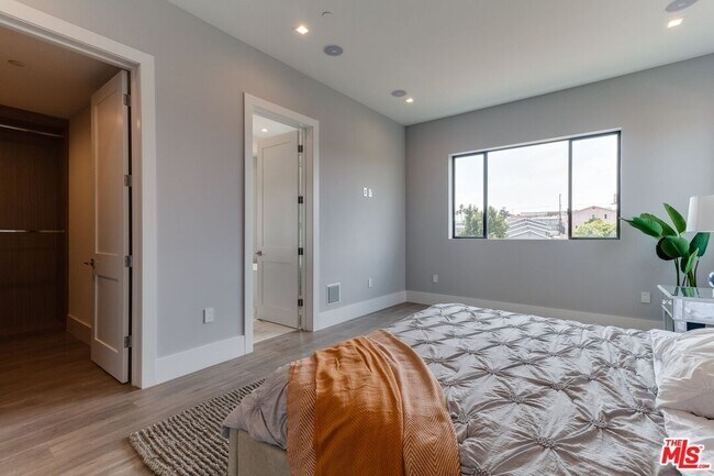 Building Photo - 4830 1/2 Pickford St