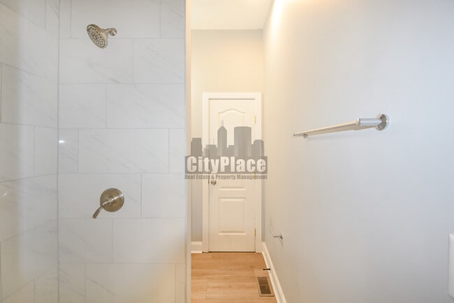 Building Photo - 2224 N Kenwood Ave