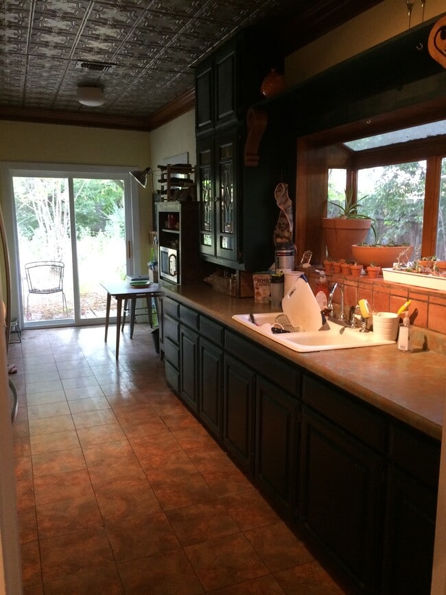 Kitchen - 1409 N Austin St