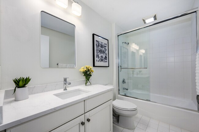 Building Photo - 400 N Clinton St