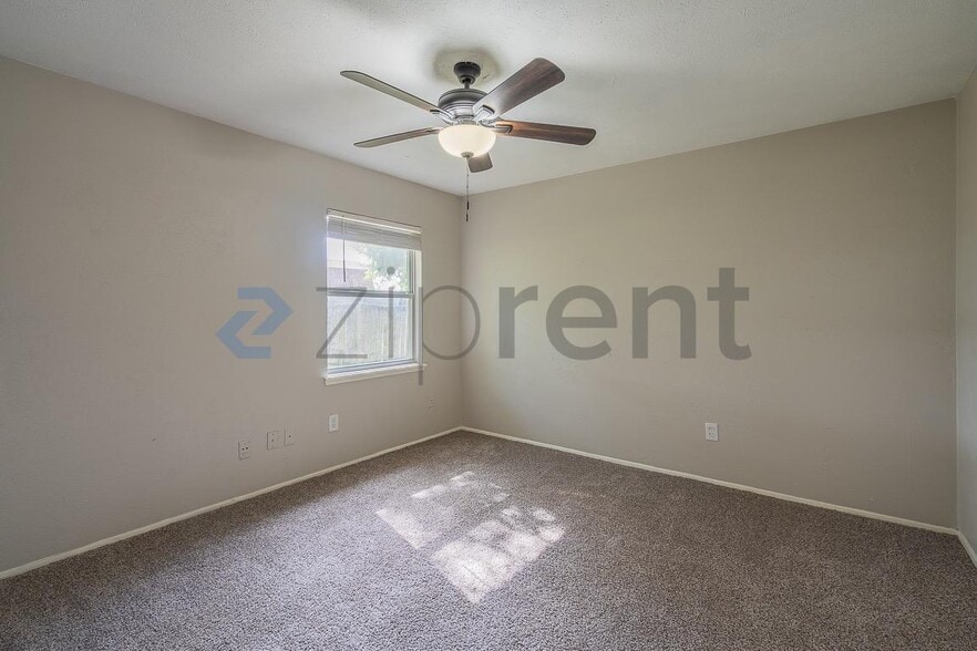 Building Photo - Unit