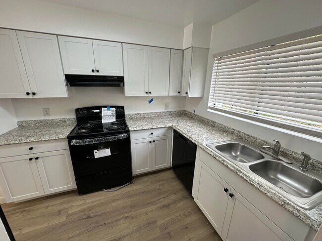 Building Photo - Minutes from UCF & Full Sail – Updated 2 Bedroom Townhome