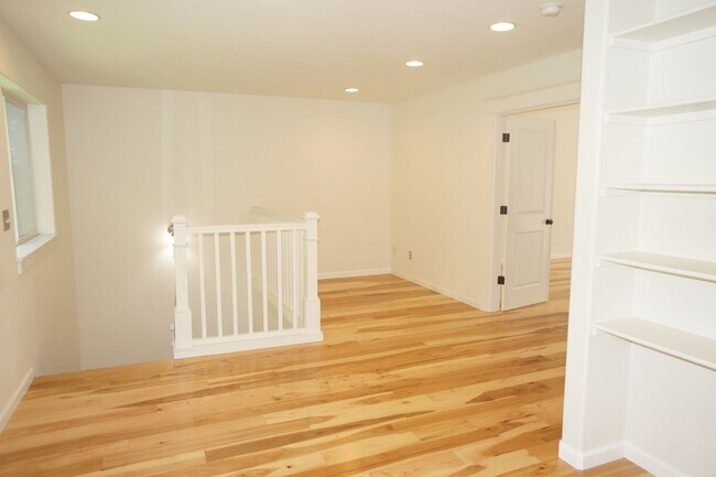 Building Photo - Spectacular SW Liar Hill 3 bedroom Townhouse
