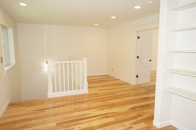 Building Photo - Spectacular SW Portland 3 bedroom Townhouse
