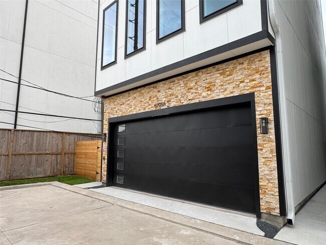 Building Photo - 5705 Dolores St