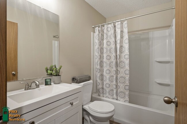 Building Photo - 3 Bedroom House **Half Off May Rent with a...