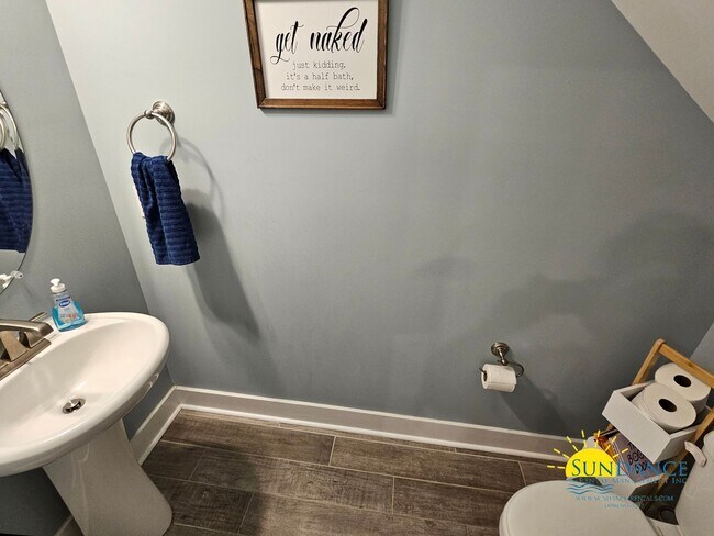 Building Photo - Live the Coastal Dream in Beachwood Estates, Stunning Long-Term Rental Available!