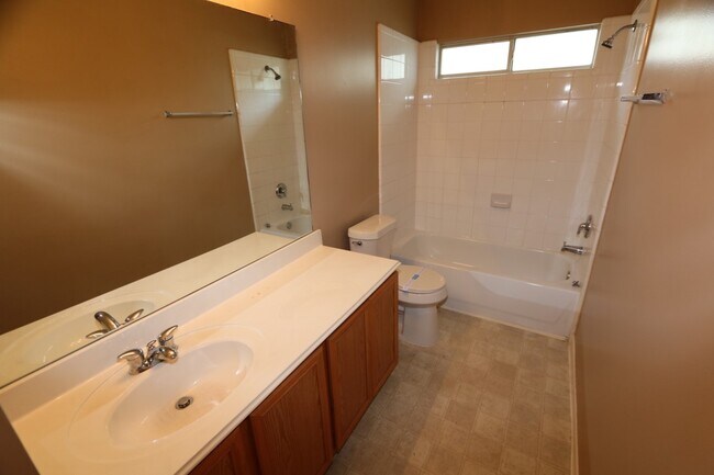Building Photo - 5911 S Brenwood Dr