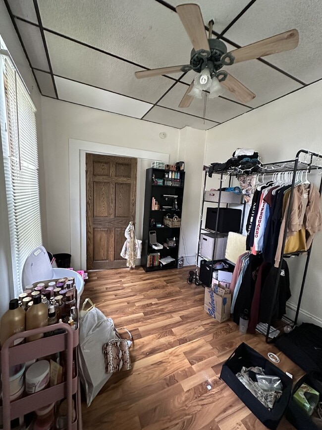 Building Photo - Awesome 3 bedroom 1 bath - available for J...
