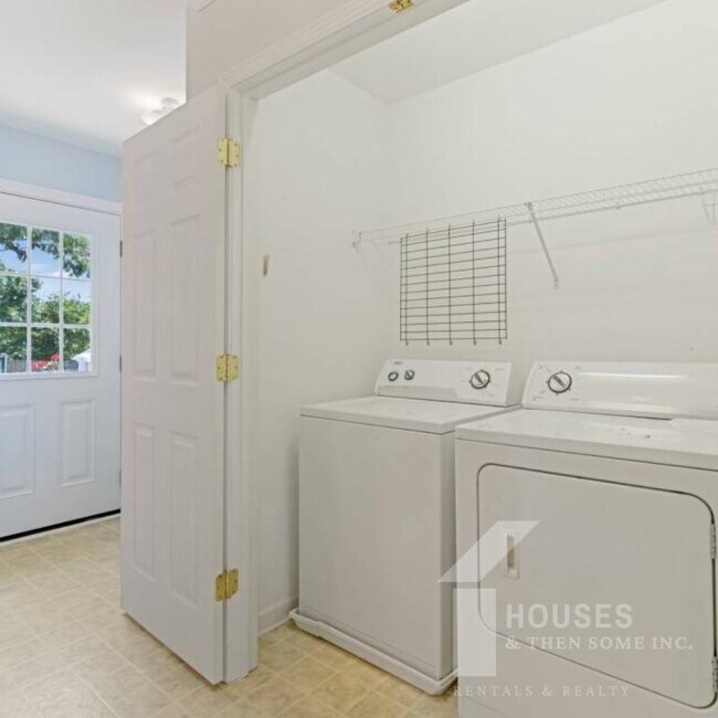 Building Photo - 112 Asteria St