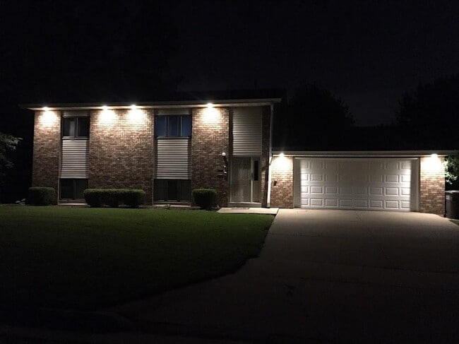 Upper Unit, 2bd, 1bath, Attached Garage, In-Unit Laundry - 6157 S 42nd St