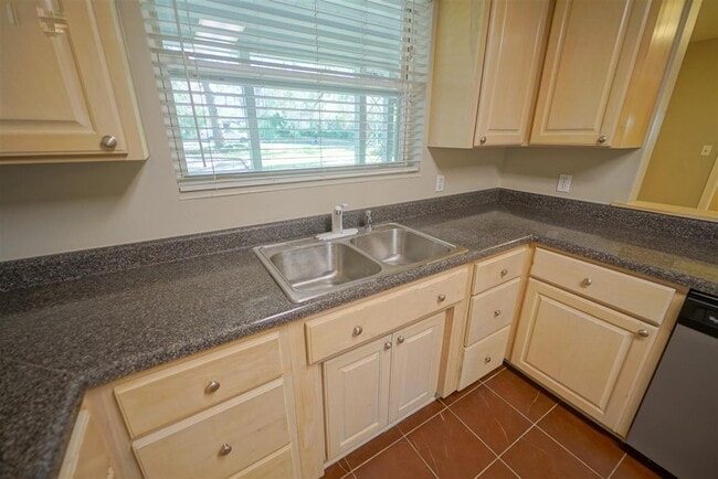 Building Photo - 1804 Skyland Dr